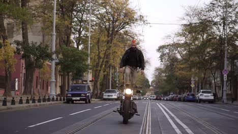 trucos en motocicleta acrobacia montando en la ciudad de pie en el asiento