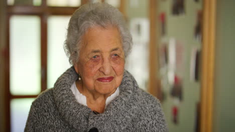 atención médica, jubilación y pensamiento de las mujeres de edad avanzada