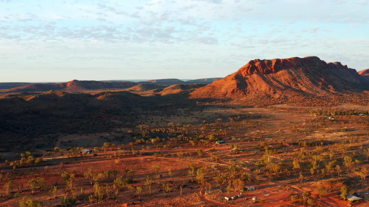 vista lejana de los rangos de macdonnell occidental en el desierto de alice springs, territorio del norte, australia
