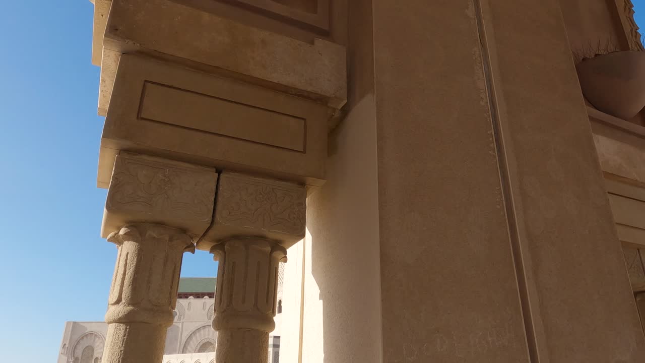 pasando el arco marroquí decorativo a las vistas de la majestuosa mezquita de husán ii, punto de referencia de la arquitectura de mármol