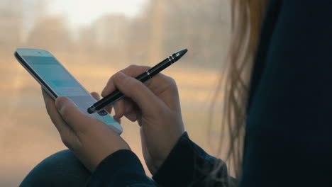 Chica-Enviando-Mensajes-De-Texto-En-Un-Teléfono-Inteligente-En-El-Tren