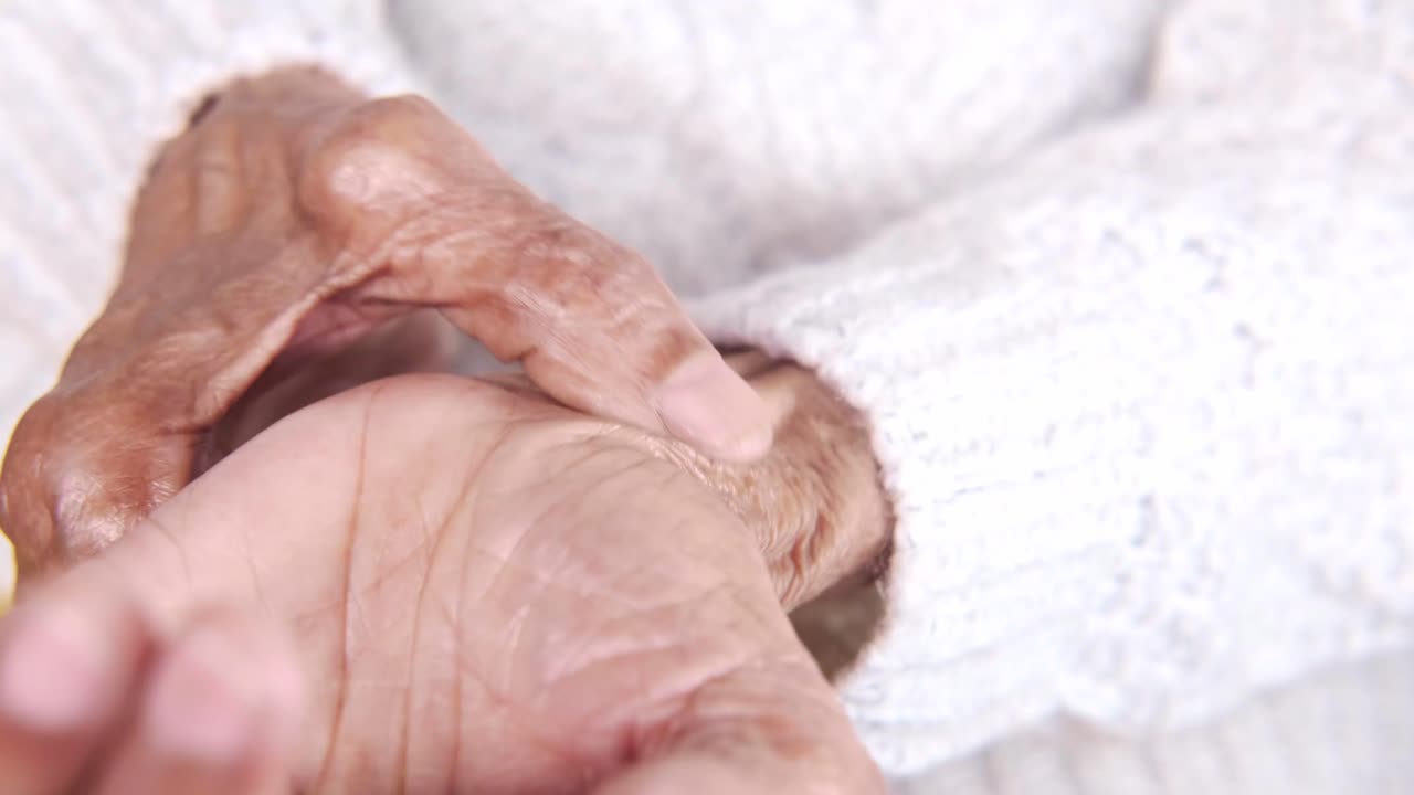 손목을 확인하는 노인