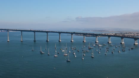 Vista-Aérea-Del-Puente-Coronado-Sobre-La-Bahía-De-San-Diego-Que-Une-San-Diego-Con-Coronado-En-California,-Estados-Unidos