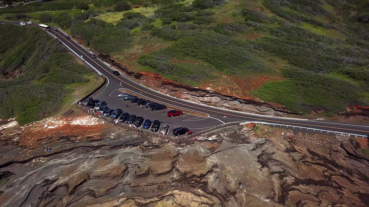 하와이 오아후 남동쪽에 있는 카하울로아 코브 근처 칼라니아나올 고속도로의 교통 및 라나이 전망대 주차장의 드론 영상