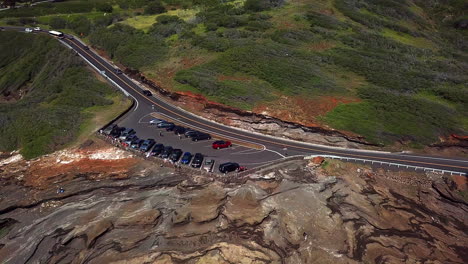 Drohnenaufnahmen-Des-Verkehrs-Und-Des-Lanai-aussichtsparkplatzes-Auf-Dem-Kalaniana&#39;ole-highway,-In-Der-Nähe-Von-Kahauloa-Cove-Auf-Der-Südostseite-Von-Oahu,-Hawaii