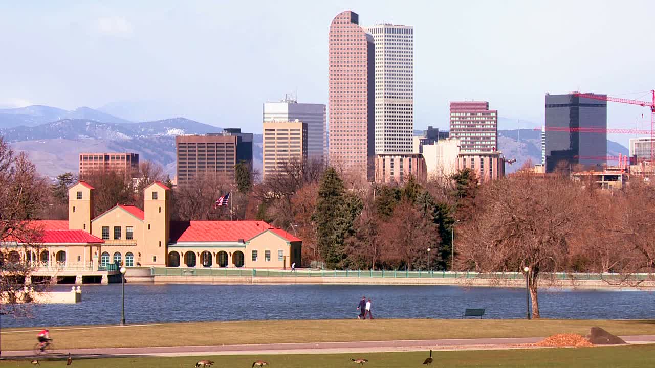 자전거 타는 사람과 조깅하는 사람이 2를 지나는 아름다운 빛의 덴버 콜로라도 스카이라인