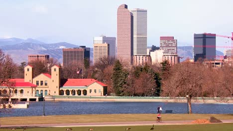 Die-Skyline-Von-Denver-Colorado-In-Schönem-Licht-Mit-Vorbeifahrenden-Bikern-Und-Joggern-2