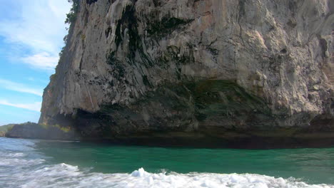 cámara lenta | cerca de formaciones rocosas que salen del agua en tailandia