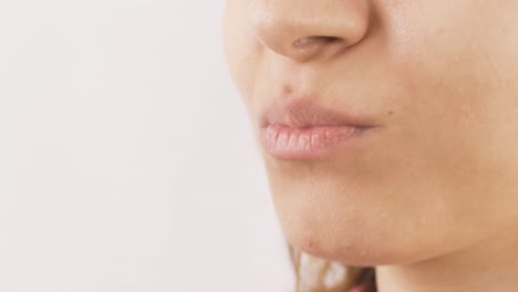 retrato en primer plano de una mujer comiendo delicias turcas.