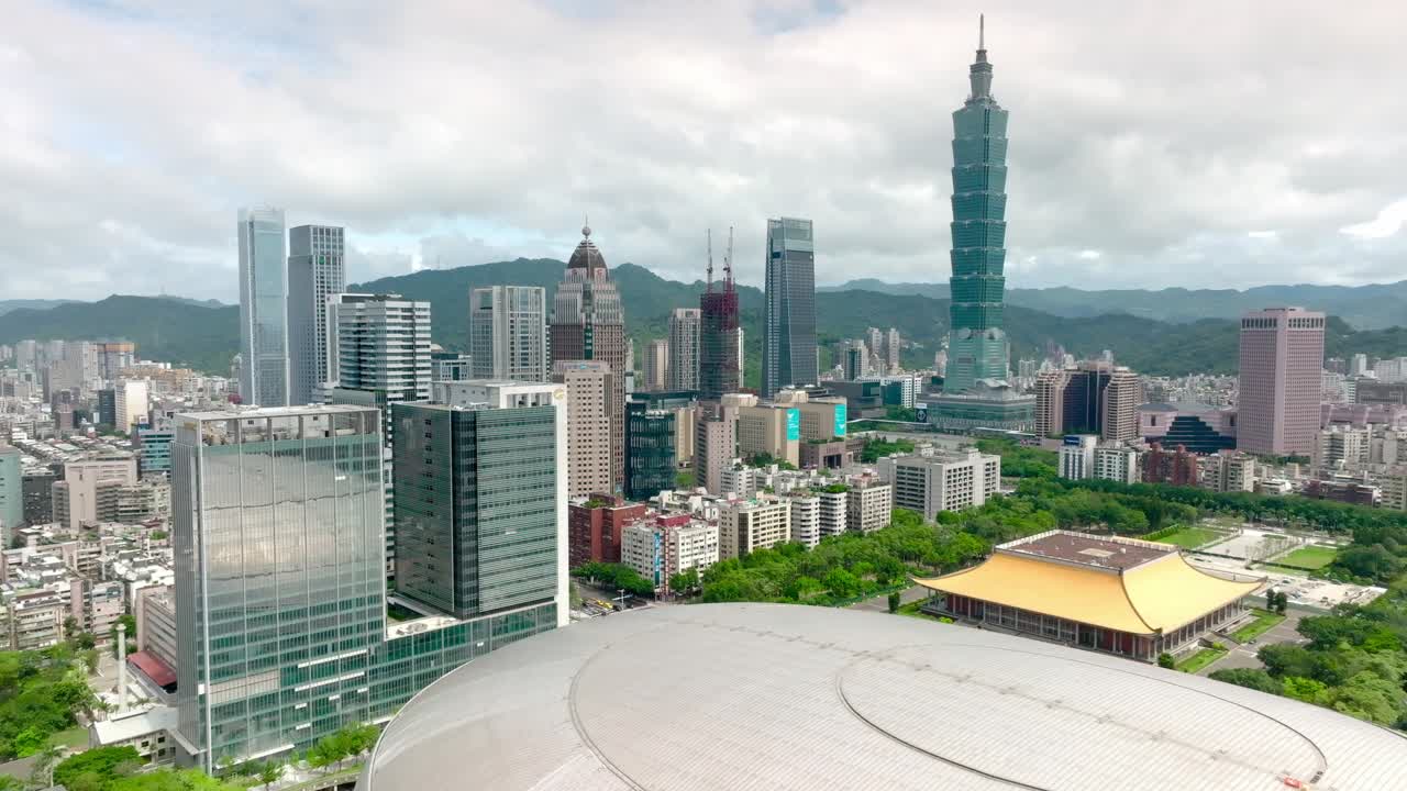 曇りの日の台北市上空からの空撮。台北101、台北ドーム大巨蛋、国父紀念館が見える。
