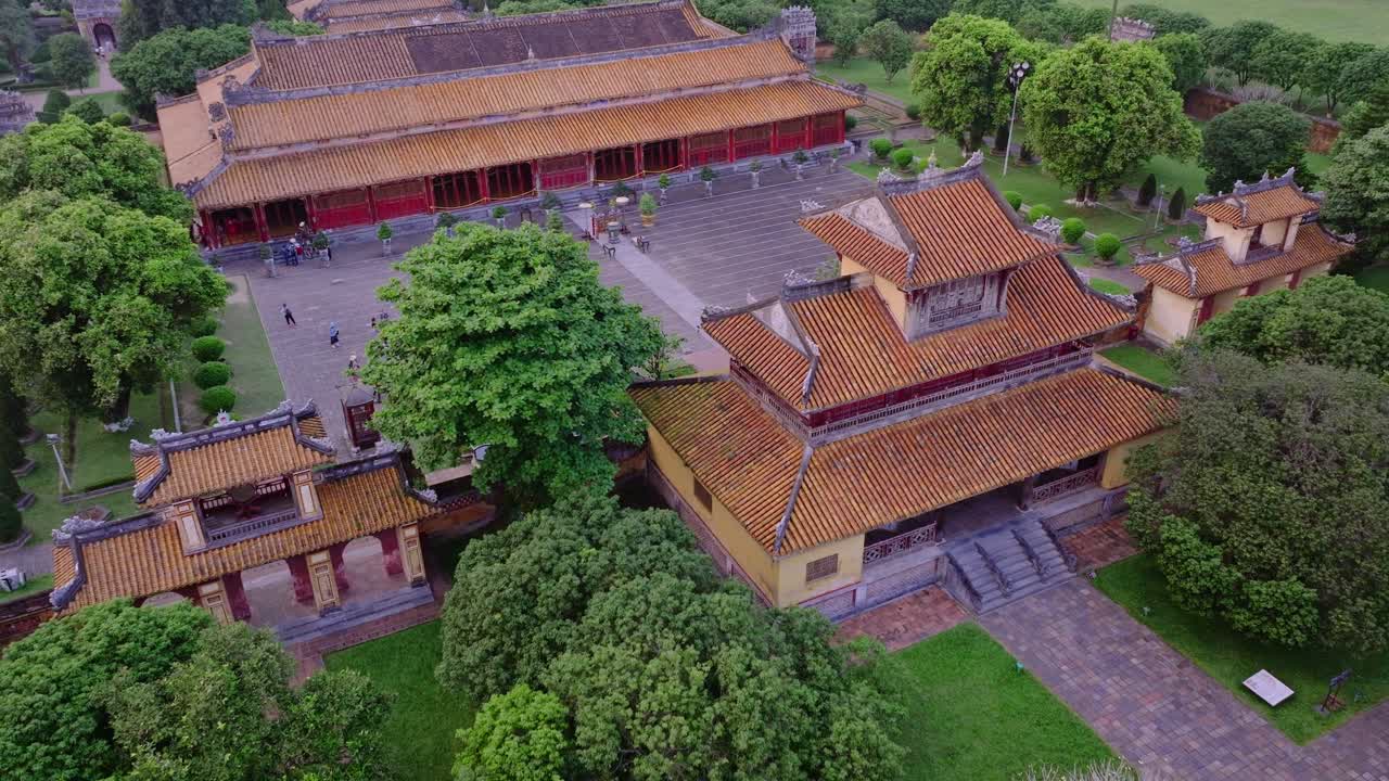 este metraje captura una vista aérea de la ciudad imperial de hue en vietnam, mostrando su majestuosa arquitectura, los tradicionales techos de azulejos amarillos y rojos, y un entorno verde exuberante.