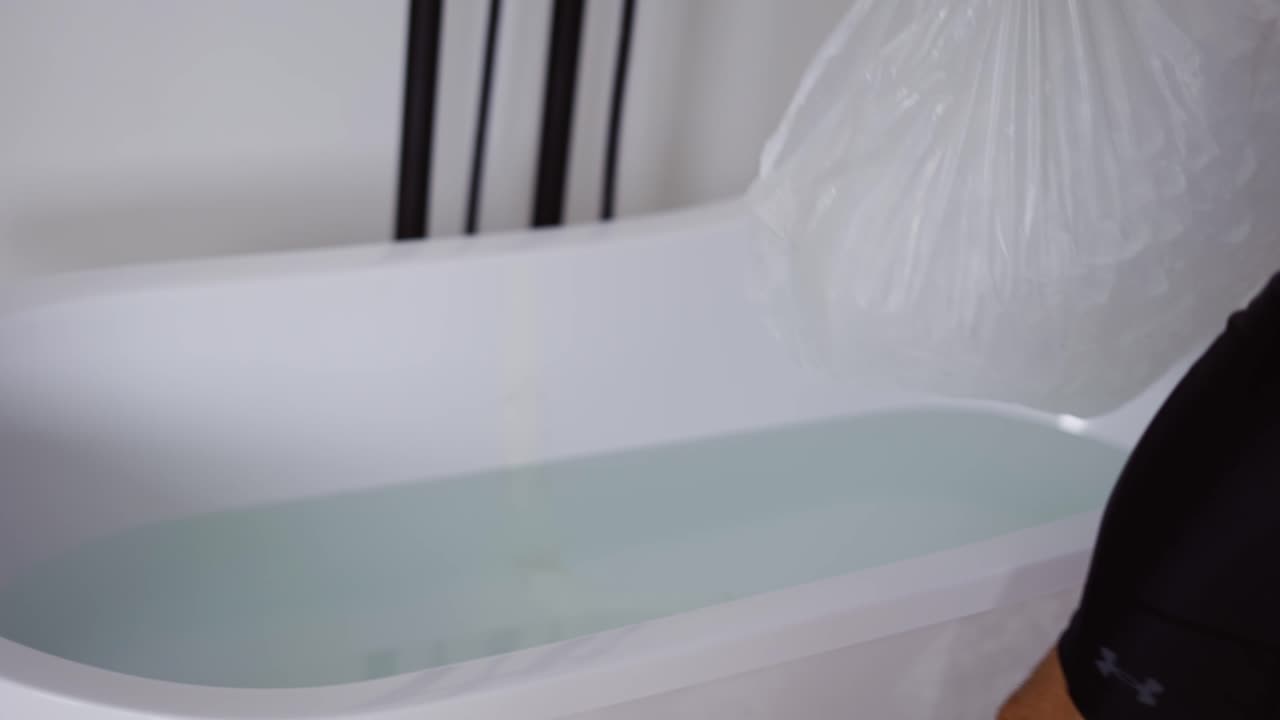 회복 과 건강 목적 을 위해 얼음  ⁇ 어리 로 욕조 를 채우는 사람