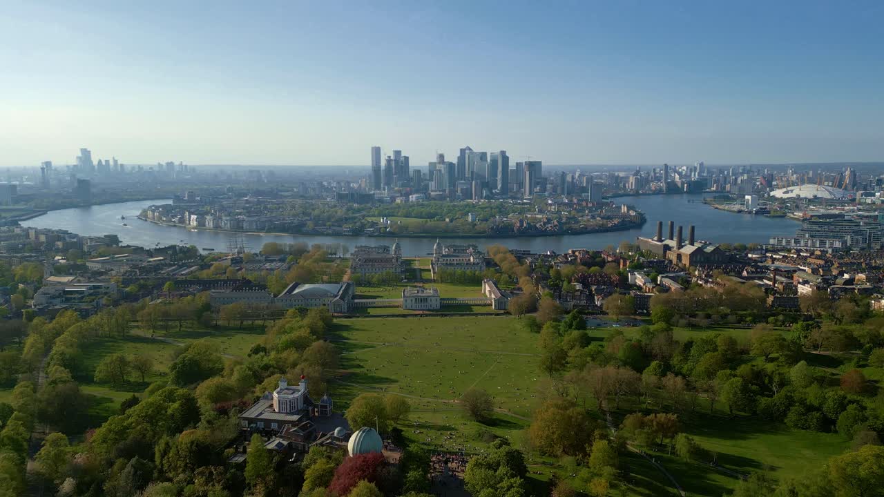 런던 그린위치 - 착륙 드론 촬영 개 섬의 마천루를 내려다보며