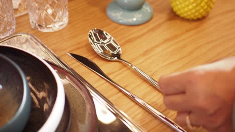 elegante decoración de la mesa con cubiertos de plata