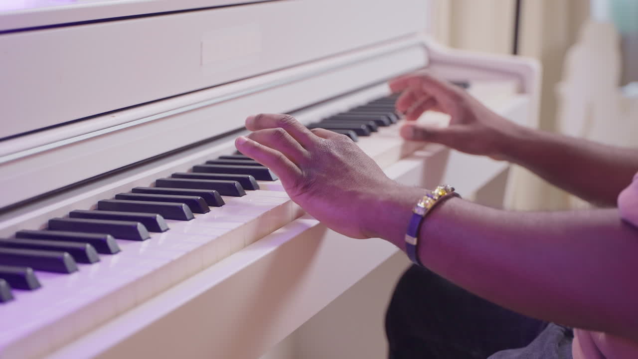 persona tocando el piano blanco