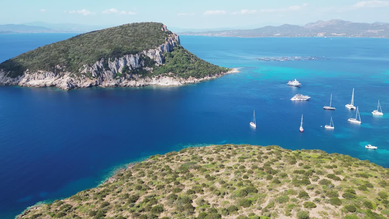 이탈리아 사르데냐의 피가롤로 섬, 칼라 모레스카 및 골포 아란치 - 4k 공중 팬 오른쪽
