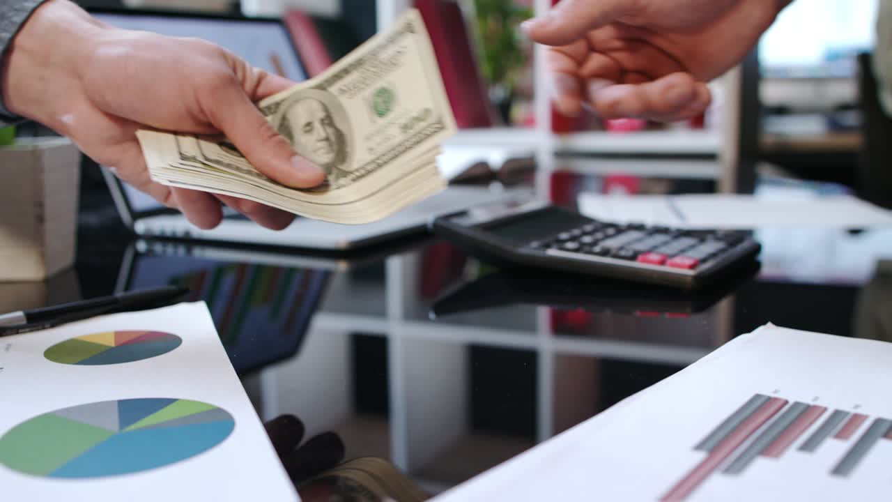 transferencia de dinero de mano a mano. préstamo en efectivo rápido y fácil. negocio