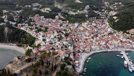 Filmische-Drohnenaufnahme-Der-Natürlichen-Landschaft-Und-Traditionellen-Architektur-Der-Stadt-Parga,-Griechenland