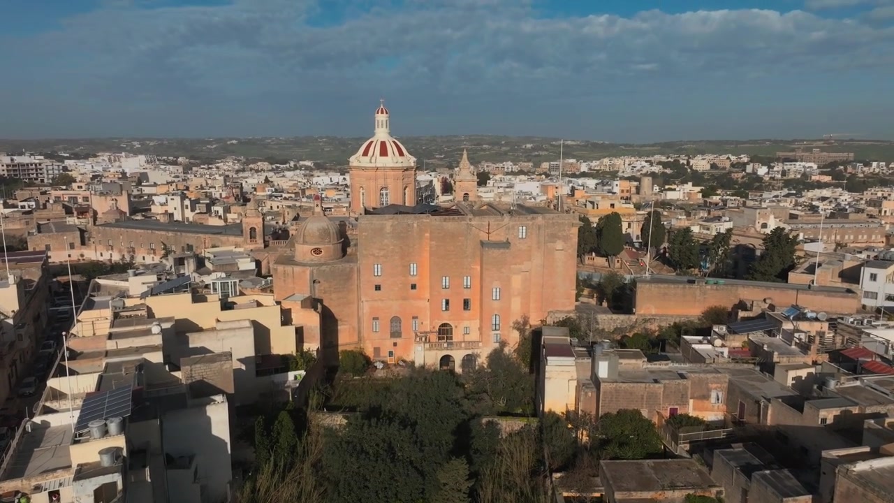 Rivelazione aerea con movimento tilt di Mdina e della cupola della Cattedrale di San Paolo, Malta, 4K.