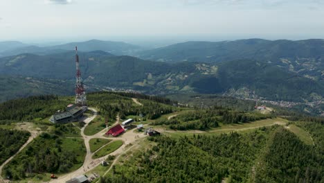 Toma-Aérea-De-Las-Montañas-Polacas-En-El-Beskid-De-Silesia