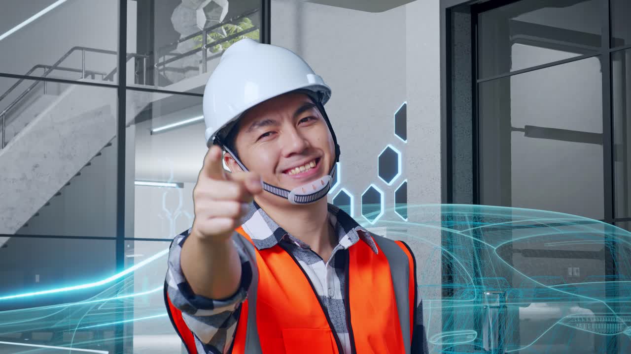 웃는 엔지니어가 현대 사무실에서 가상 자동차 디자인을 제시합니다.