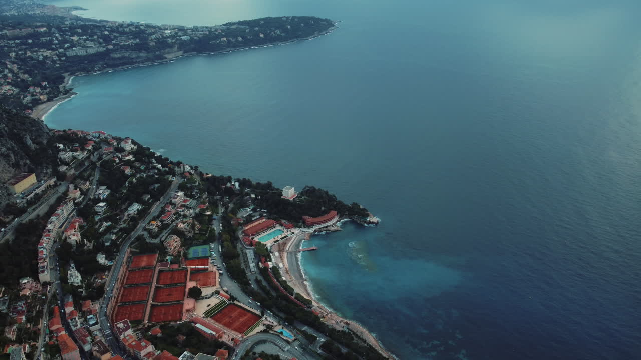 vista aérea de la costa de la riviera francesa