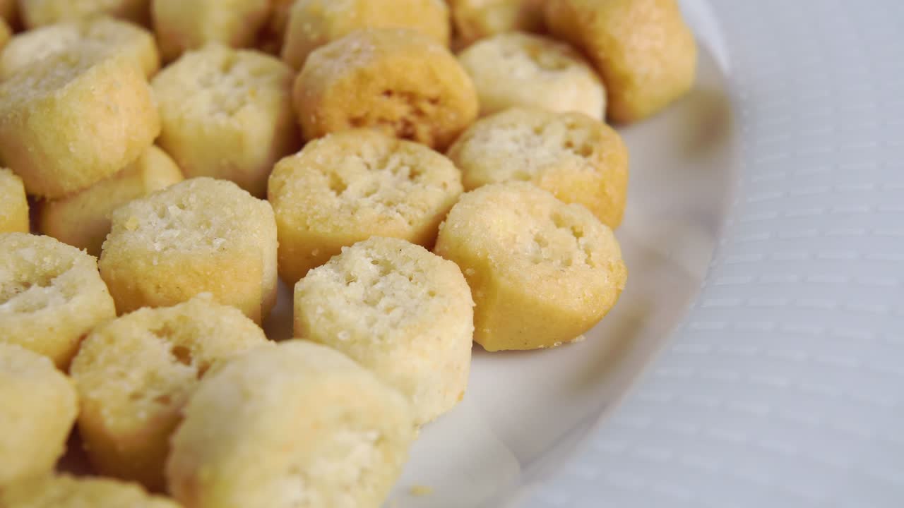 Crostini rotondi, cotti al forno, rustici e croccanti su un piatto bianco. Biscotti di pane