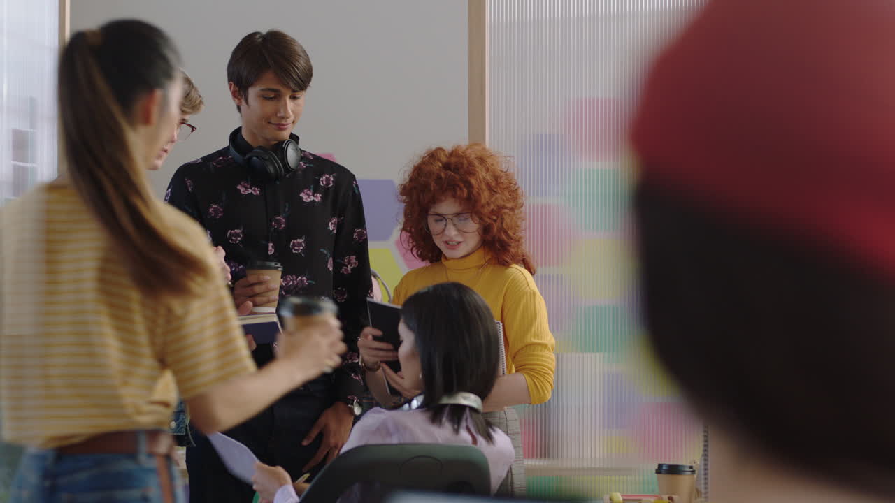 다양한 사업가들의 모임 빨간 머리 팀 리더 여성 프로젝트 문서를 공유 창의적인 학생들이 함께 일하고 다채로운 사무실 작업장에서 아이디어를 모으고 있습니다.