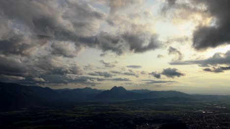 lapso de tiempo al atardecer de nubes sobre salzburgo con un parapente volando alrededor