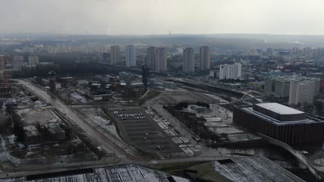 Volando-Hacia-El-Centro-De-La-Ciudad-Por-Encima-Del-Estacionamiento-En-El-Invierno-Katowice