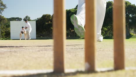 Bowler-Liefert-Ball-Während-Eines-Cricketspiels