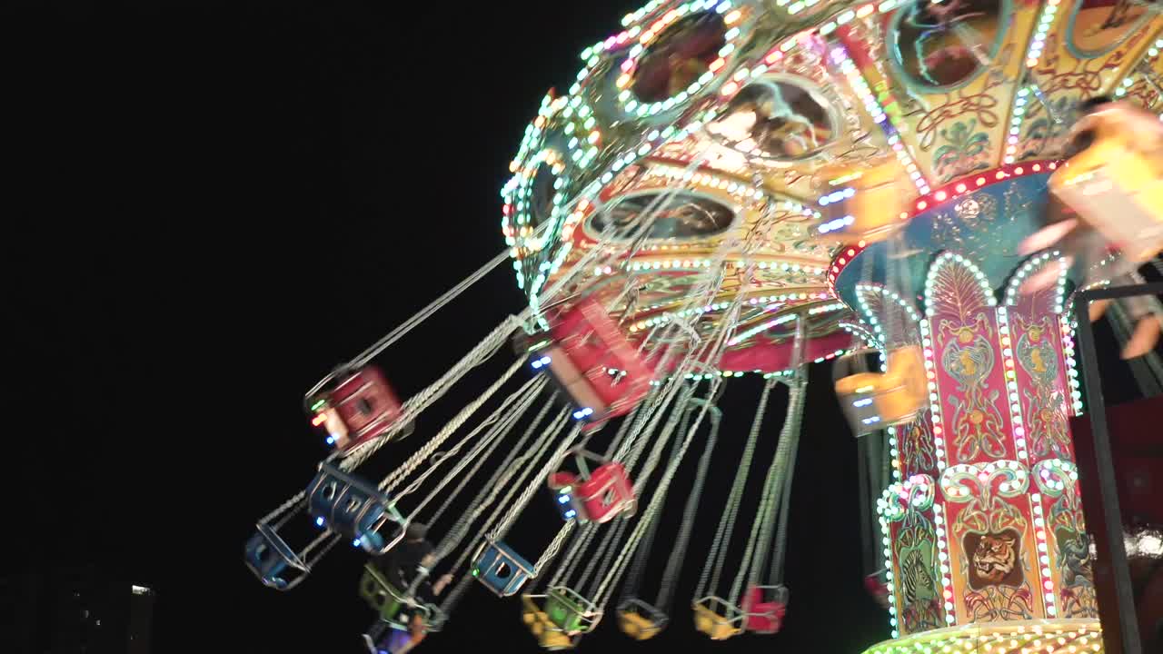 красочная карусель ночью в парке развлечений