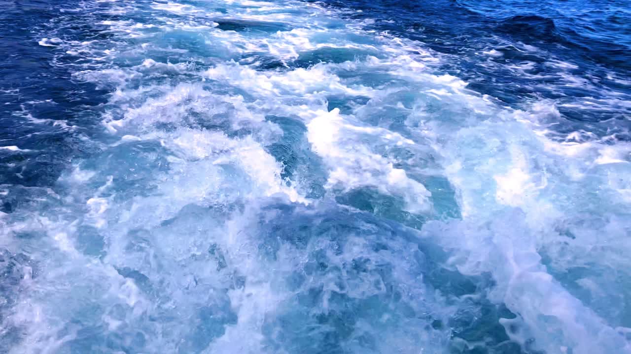 Acque agitate dei Caraibi, bellissime acque cristalline che si increspano e gorgogliano