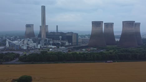 Imponente-Torre-De-Refrigeración-De-Hormigón-Power-Station-Tierras-De-Cultivo-Campo-Vista-Aérea-Lento-Descender-Hacia-Adelante