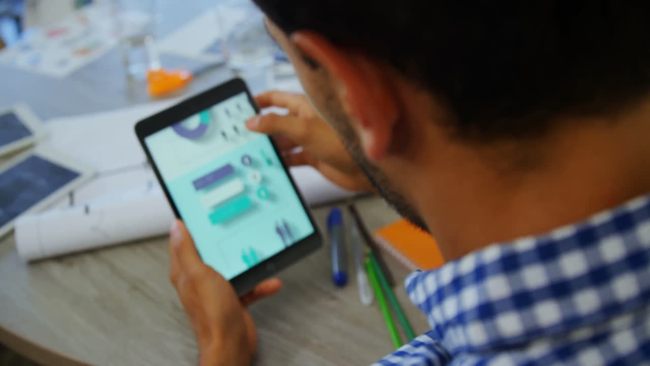 ejecutivo que usa una tableta digital