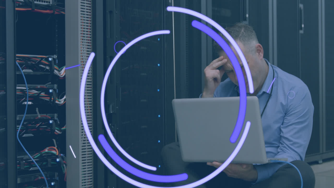 animación de formas sobre hombre caucásico usando portátil en la sala de servidores