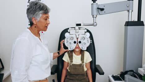 oftalmólogo, niño y fotógrafo para el examen ocular