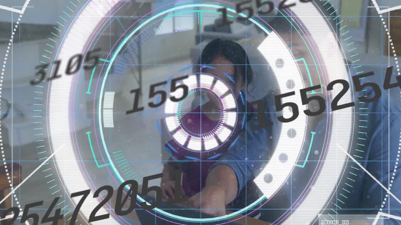 animación de procesamiento de datos sobre padre biracial con hija usando portátil