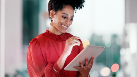 mujer negra, tableta y sonrisa para los negocios