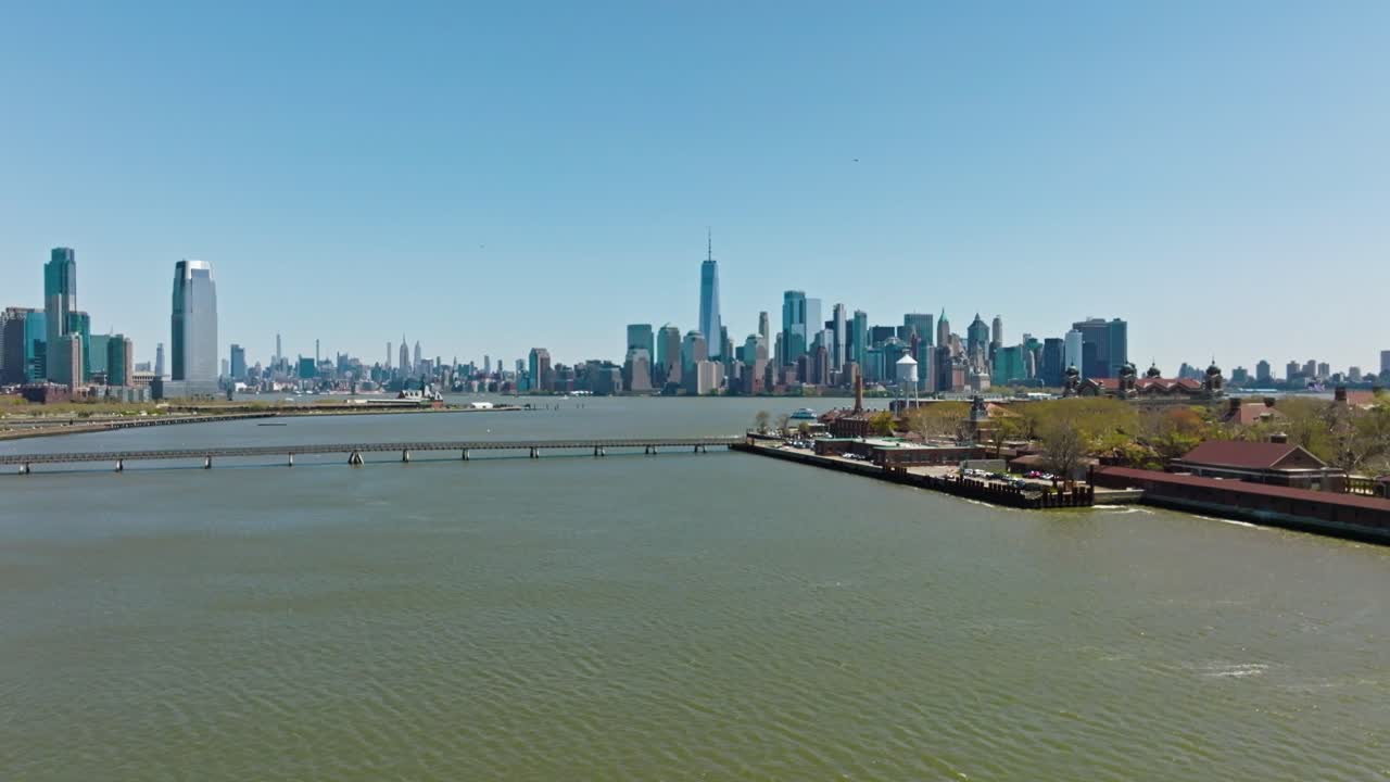 맨해튼 스카이 라인과 월드 트레이드 센터와 엘리스 섬을 연결하는 다리 - 전면에서 여름 시즌에 뉴욕 시