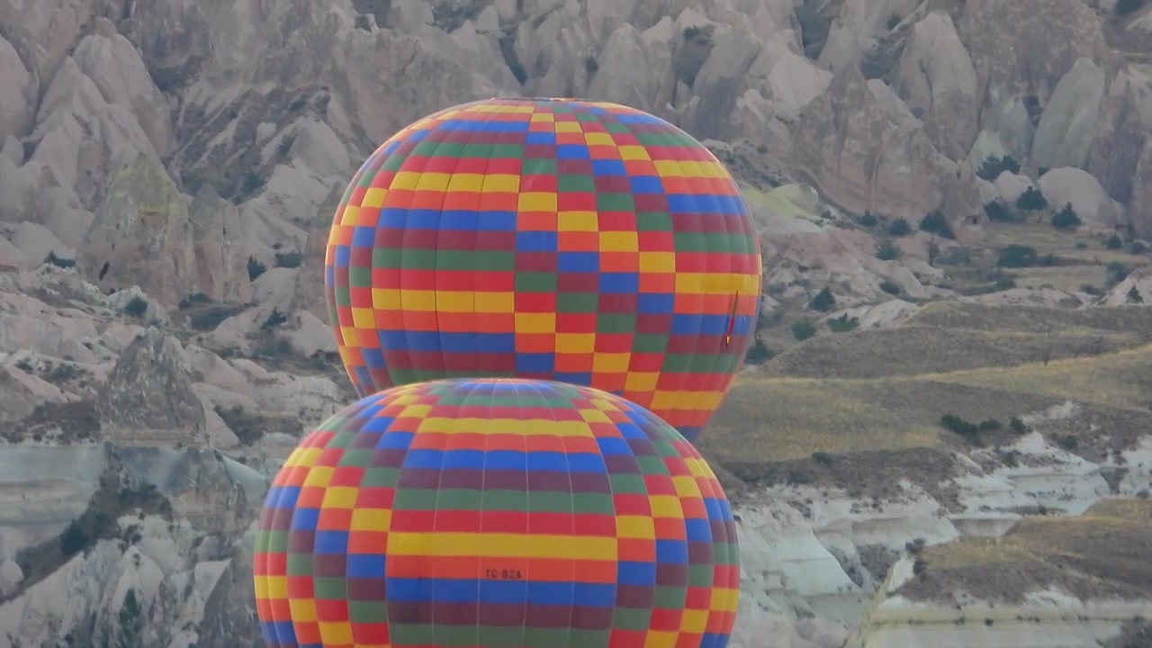 Kapadokya Manzarası Üzerinde Süzülen Renkli Sıcak Hava Balonları