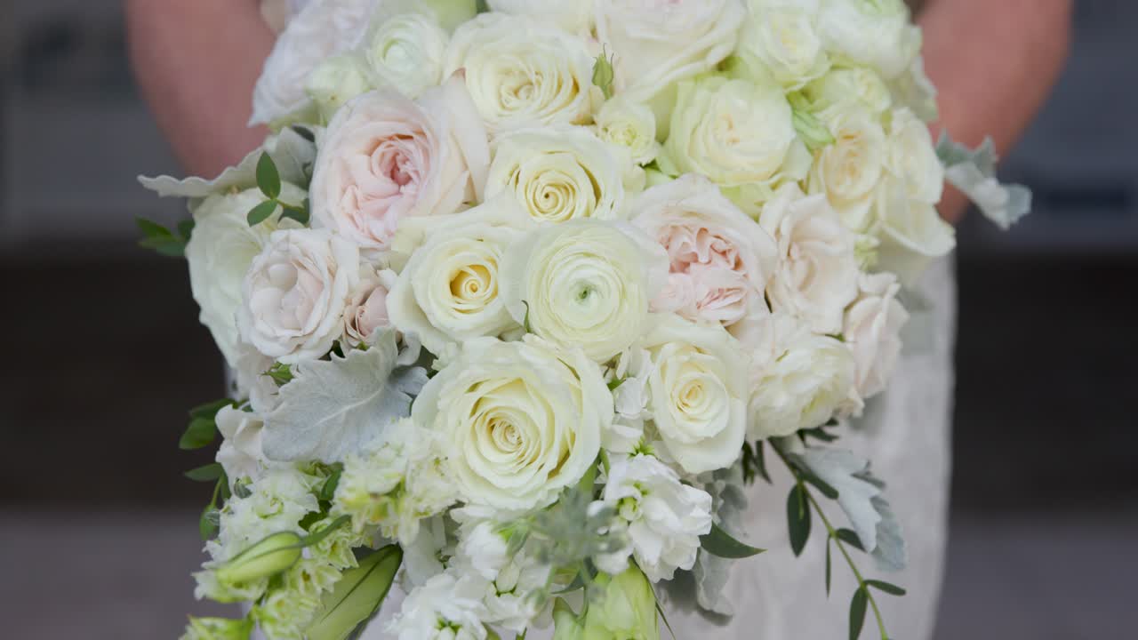 Sposa con bouquet di fiori il giorno delle nozze