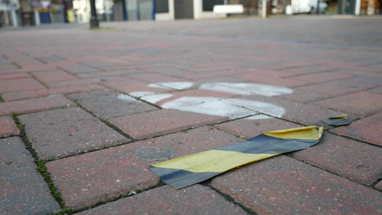 코로나 바이러스 페인트 발 - 마을 벽돌 바닥 돌리 오른쪽에 사회적 거리 테이프