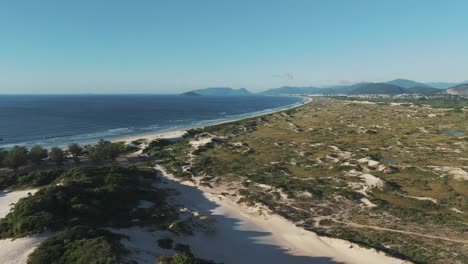 La-Vista-Panorámica-A-Vista-De-Pájaro-Captura-La-Totalidad-De-La-Playa-Joaquina-En-Florianópolis,-Santa-Catarina,-Brasil,-Mostrando-Su-Vasta-Extensión-Y-Su-Impresionante-Belleza-Costera.