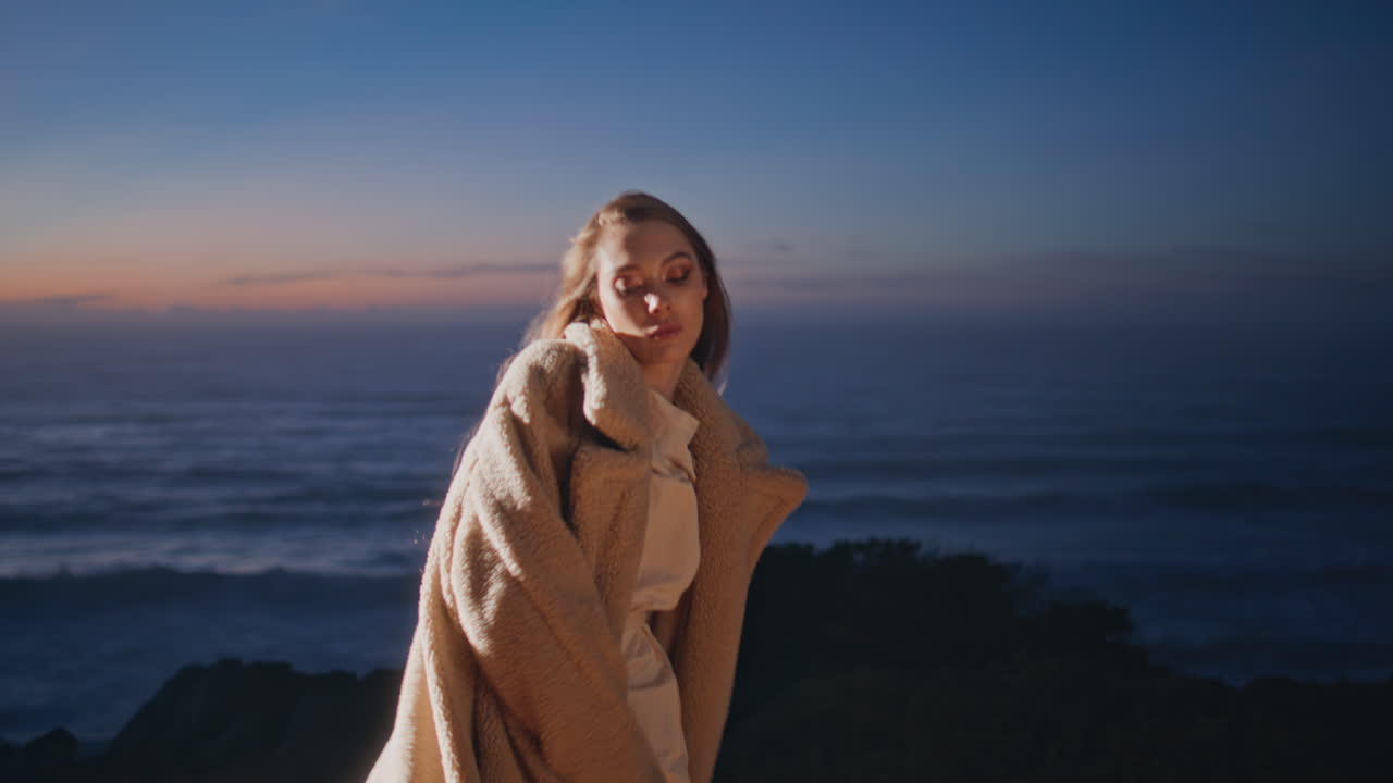 ゆっくりと踊る を振る オーシャンビーチの夕方 踊るパーティーの女性