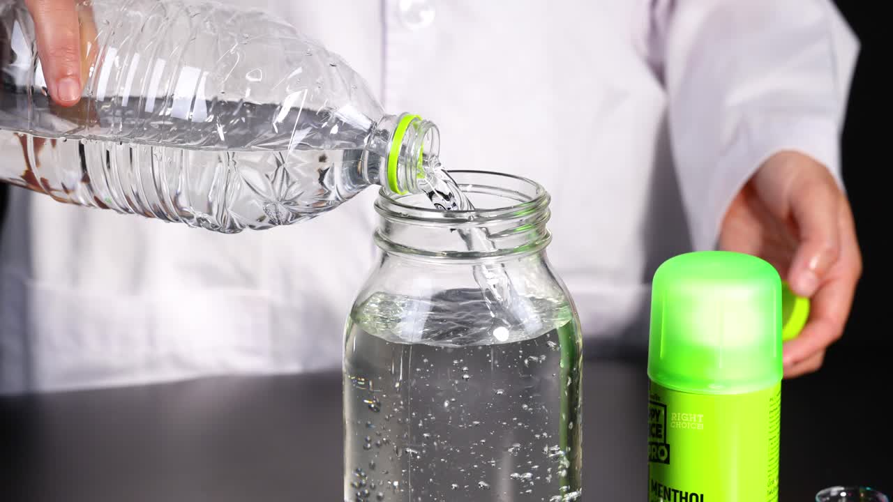 구름 실험을 위해 항아리에 물을 부어 넣는 것