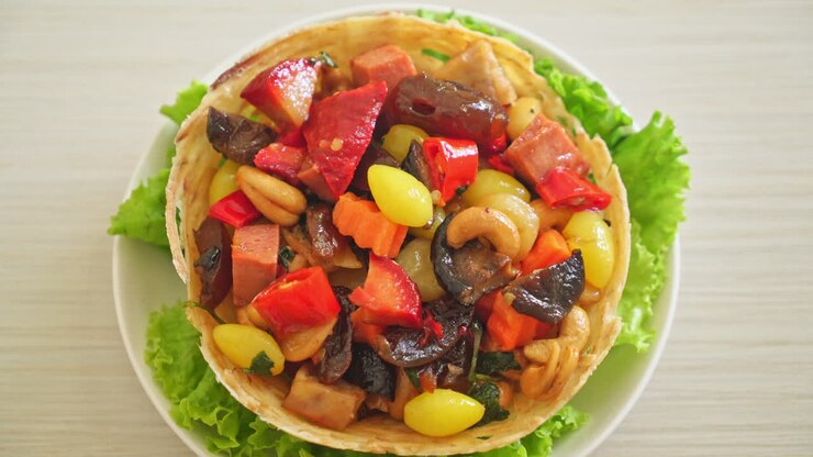 Frutta e noci cinesi miste saltate in padella