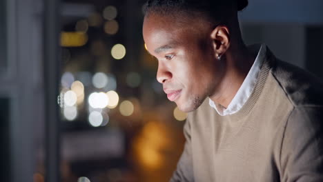 oficina, computadora y negocios hombre negro por la noche