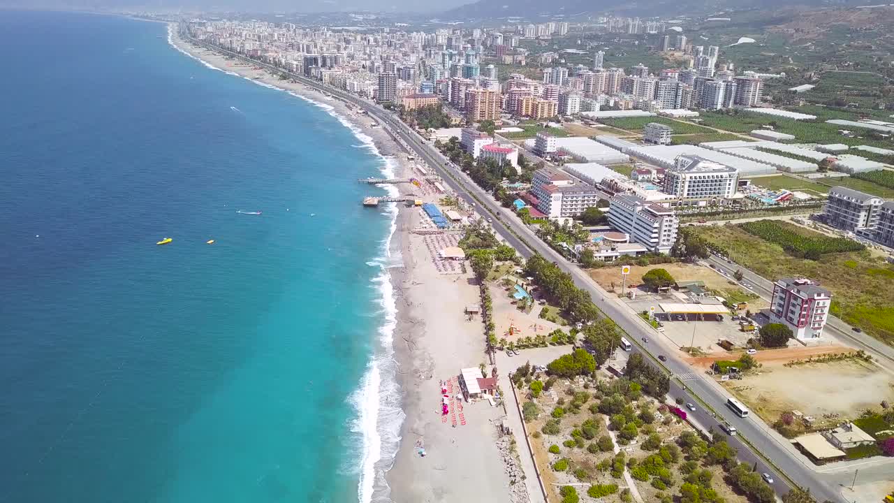 vista aérea de una ciudad costera con playa y hoteles