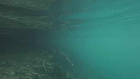 cámara por encima de la superficie del agua se sumerge y luego reaparece